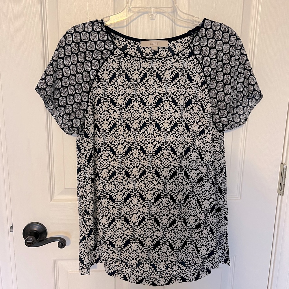 Anne Taylor LOFT blue, ivory print top. Size Medium